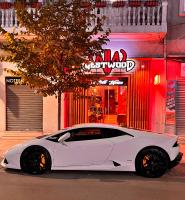 ドゥラスにあるWestwood 2Bd Apartmentsの道路脇に駐車された白い車