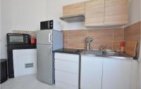 Kuchnia lub aneks kuchenny w obiekcie Cozy Apartment In Mers-Les-Bains