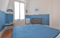 Łóżko lub łóżka w pokoju w obiekcie Cozy Apartment In Mers-Les-Bains