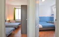 Łóżko lub łóżka w pokoju w obiekcie Cozy Apartment In Mers-Les-Bains