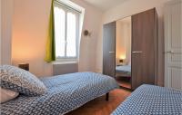 Łóżko lub łóżka w pokoju w obiekcie Cozy Apartment In Mers-Les-Bains