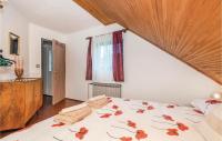 Postel nebo postele na pokoji v ubytování 4 Bedroom Stunning Home In Plaski