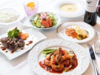 Una mesa blanca con platos de comida encima. en Tabist Sasebo Palace Hotel, en Sasebo