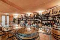 un bar con muchas botellas de vino en Hotel la Pietra restaurant, en Fosdinovo