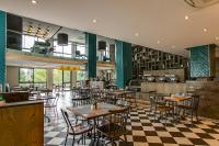 Un restaurante con mesas y sillas sobre un suelo a cuadros. en The Regency Apartments, en Pretoria