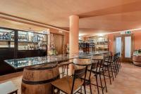 un bar con un montón de taburetes en una habitación en Hotel la Pietra restaurant, en Fosdinovo