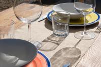 斯坎萨诺Tenuta San Lodovico的一张桌子上放有盘子和酒杯