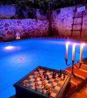 Bazén v ubytovaní Villa Festina Lente - cosy & authentic villa with private heated pool alebo v jeho blízkosti