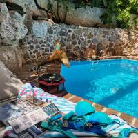 Bazén v ubytovaní Villa Festina Lente - cosy & authentic villa with private heated pool alebo v jeho blízkosti