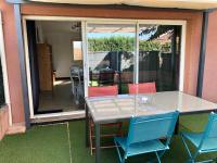 Patio alebo iná vonkajšia časť ubytovania Grand studio à louer avec terrasse