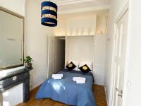 ein Schlafzimmer mit einem blauen Bett mit zwei Kissen in der Unterkunft Canal Hideaway in Amsterdam
