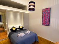 ein Schlafzimmer mit einem Bett mit zwei Handtüchern darauf in der Unterkunft Canal Hideaway in Amsterdam