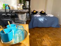 Schlafzimmer mit einem Bett mit blauer Brille auf einem Tisch in der Unterkunft Canal Hideaway in Amsterdam