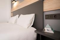 Postel nebo postele na pokoji v ubytování Hotel Alda Centro Gijón