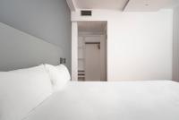 Postel nebo postele na pokoji v ubytování Hotel Alda Centro Gijón