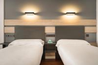 Postel nebo postele na pokoji v ubytování Hotel Alda Centro Gijón