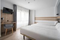 Postel nebo postele na pokoji v ubytování Hotel Alda Centro Gijón
