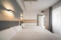 Postel nebo postele na pokoji v ubytování Hotel Alda Centro Gijón