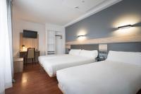 Postel nebo postele na pokoji v ubytování Hotel Alda Centro Gijón