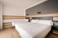 Postel nebo postele na pokoji v ubytování Hotel Alda Centro Gijón