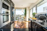 Kuchyň nebo kuchyňský kout v ubytování Lodging Apartments Forum Llull