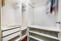 Palanda nebo palandy na pokoji v ubytování Lodging Apartments Forum Llull