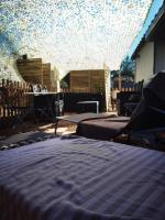 Posedenie v ubytovaní Résidence CAENEE, le dépaysement Naturiste en été avec l'atypique studio climatisé "vintage" en sous pente, sa "paillote" avec jacuzzi, entouré de verdure, planchagrill, transats, vélos gratuits, wifi 5G, Travel Proud LGBTQI, chiens admis