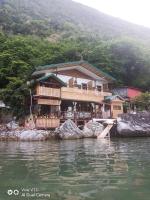 エルニドにあるEl Gordo&#39;s Seaside Adventure Lodgeの川辺の山