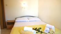 Posteľ alebo postele v izbe v ubytovaní Apartments with parking spaces Rukavac, Vis - 8839