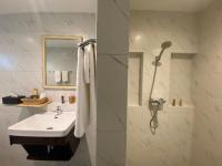 Ein Badezimmer in der Unterkunft Le Petit Saint Tropez