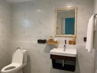 Ein Badezimmer in der Unterkunft Le Petit Saint Tropez