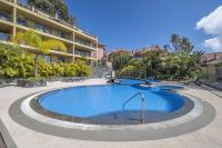 Bazén v ubytování Living Funchal by Madeira Sun Travel nebo v jeho okolí