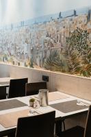 Reštaurácia alebo iné gastronomické zariadenie v ubytovaní Hotel Travessera