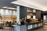 Reštaurácia alebo iné gastronomické zariadenie v ubytovaní Hotel Travessera