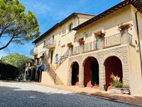 un bâtiment avec des fleurs sur les balcons dans une rue dans l'établissement Mapepa Village apartments, à Spello