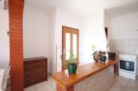 Kuchyňa alebo kuchynka v ubytovaní Apartments by the sea Sali, Dugi otok - 8174