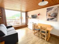 Televízia a/alebo spoločenská miestnosť v ubytovaní Studio Cabine Rénové avec Balcon - Face Pistes, Commerces & Écoles de Ski - FR-1-502-384