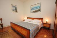 Postel nebo postele na pokoji v ubytování Apartments by the sea Kali, Ugljan - 8503