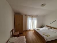 Posteľ alebo postele v izbe v ubytovaní Apartments by the sea Dobropoljana, Pasman - 8198