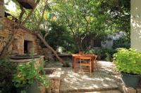 Vonkajšia záhrada v ubytovaní Apartments with a parking space Jelsa, Hvar - 8750