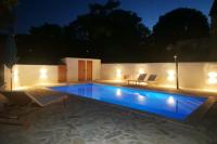 Bazén v ubytovaní Holiday house with a swimming pool Vrbanj, Hvar - 11040 alebo v jeho blízkosti