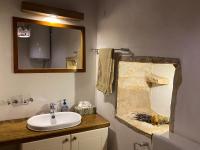 Kúpeľňa v ubytovaní Holiday house with a swimming pool Vrbanj, Hvar - 11040