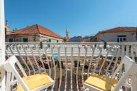 Balkón alebo terasa v ubytovaní Apartments by the sea Jelsa, Hvar - 11319