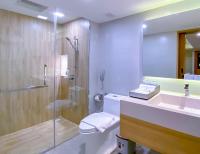 Ein Badezimmer in der Unterkunft Phuket Graceland Resort and Spa