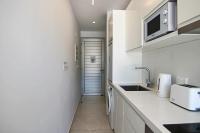 Kuchyň nebo kuchyňský kout v ubytování Phaedrus Living - Seaside Luxury Flat Harbour 105