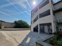 Budynek, w którym mieści się apartament