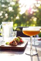 アーダジにあるAbzali Hotel and Restaurant with self check-inのテーブルに並べた飲み物