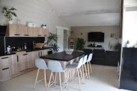 Kuchnia lub aneks kuchenny w obiekcie Maison avec piscine, jaccuzi, hammam à 800 m du lac