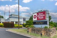 ウィンストン・セーラムにあるBest Western Plus University Innの西洋最高峰の看板