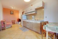 Kuchyňa alebo kuchynka v ubytovaní Apartment Mali Losinj 7879d